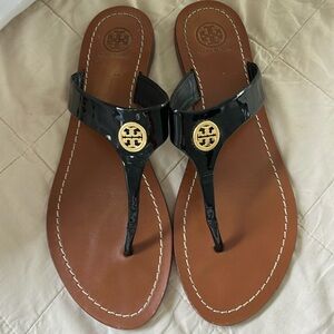Authentic Rare Luxury Minimalist Tory Burch Black Patent Cameron Thong size 8.5